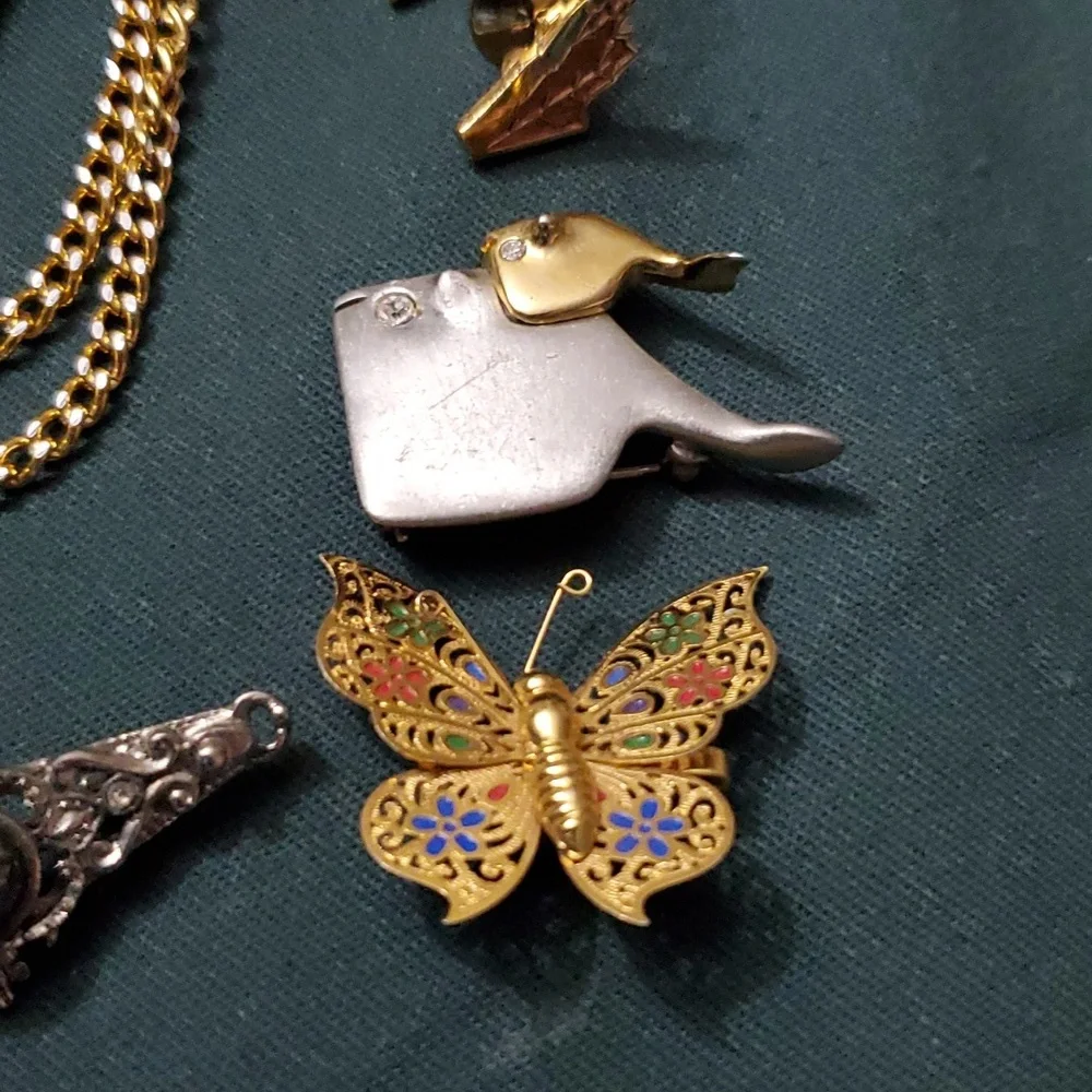 🎄5/$30🎄- 8 Pins Broches - Picture 3 of 4